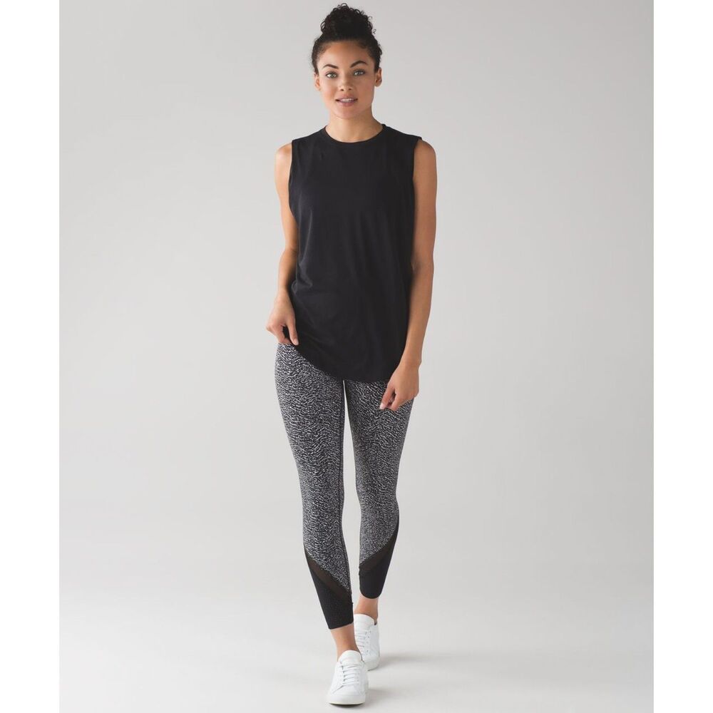 Lululemon • Wunder Under Laser Cut Studio Crop Leggings • Size 8‎ • Black/White